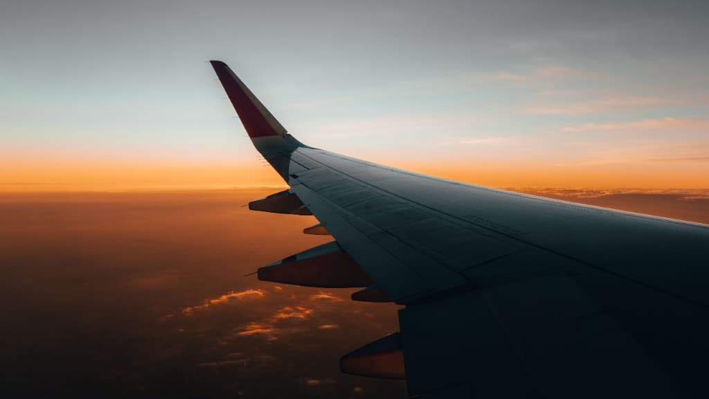 Blick aus einem Flugzeug im Sonnenuntergang