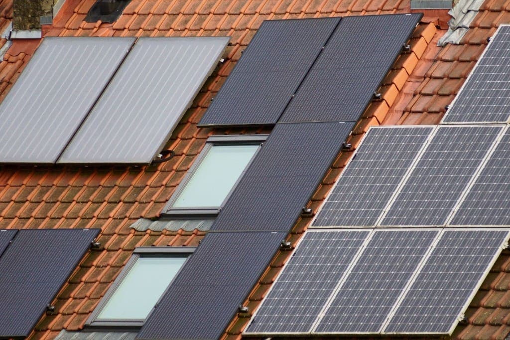 Photovoltaikmodule auf einem roten Ziegeldach