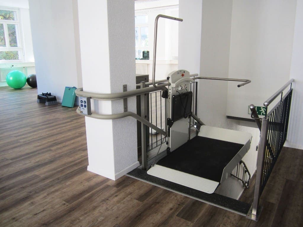 Plattformlift an einer Treppe in einem hellen Hausflur